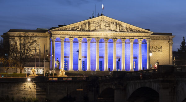 #MarsBleu : l’Assemblée nationale illuminée pour sensibiliser au dépistage du cancer colorectal